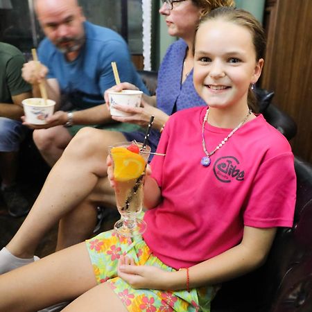 Sonderia Lazybones Hostel- Wenshu Temple Side, Chill Hostel With All-Day Brunch, Travel Agency In English & Local Bar Vibes צ'נגדו מראה חיצוני תמונה