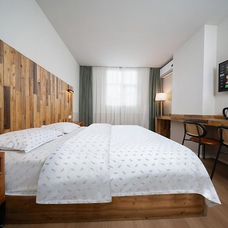 Sonderia Lazybones Hostel- Wenshu Temple Side, Chill Hostel With All-Day Brunch, Travel Agency In English & Local Bar Vibes צ'נגדו מראה חיצוני תמונה