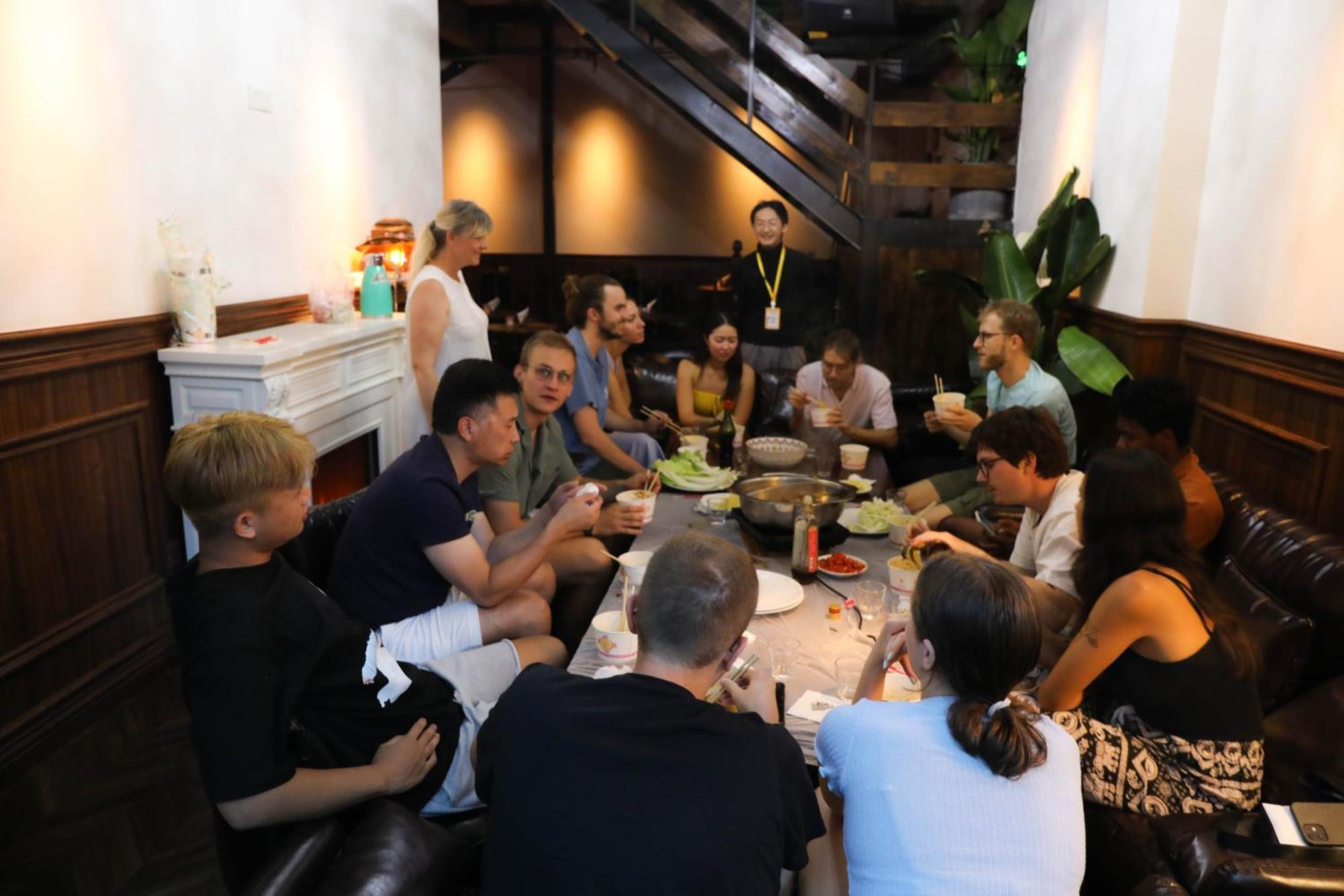 Sonderia Lazybones Hostel- Wenshu Temple Side, Chill Hostel With All-Day Brunch, Travel Agency In English & Local Bar Vibes צ'נגדו מראה חיצוני תמונה