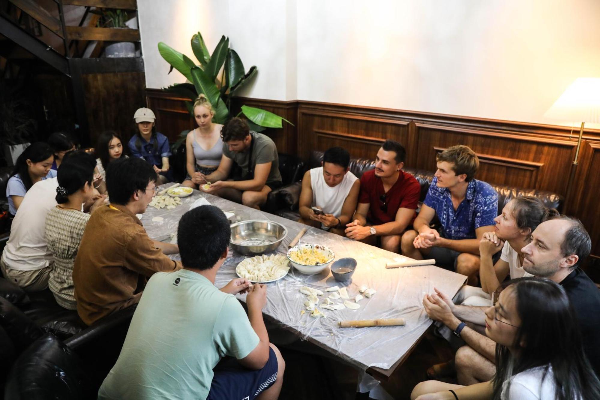 Sonderia Lazybones Hostel- Wenshu Temple Side, Chill Hostel With All-Day Brunch, Travel Agency In English & Local Bar Vibes צ'נגדו מראה חיצוני תמונה
