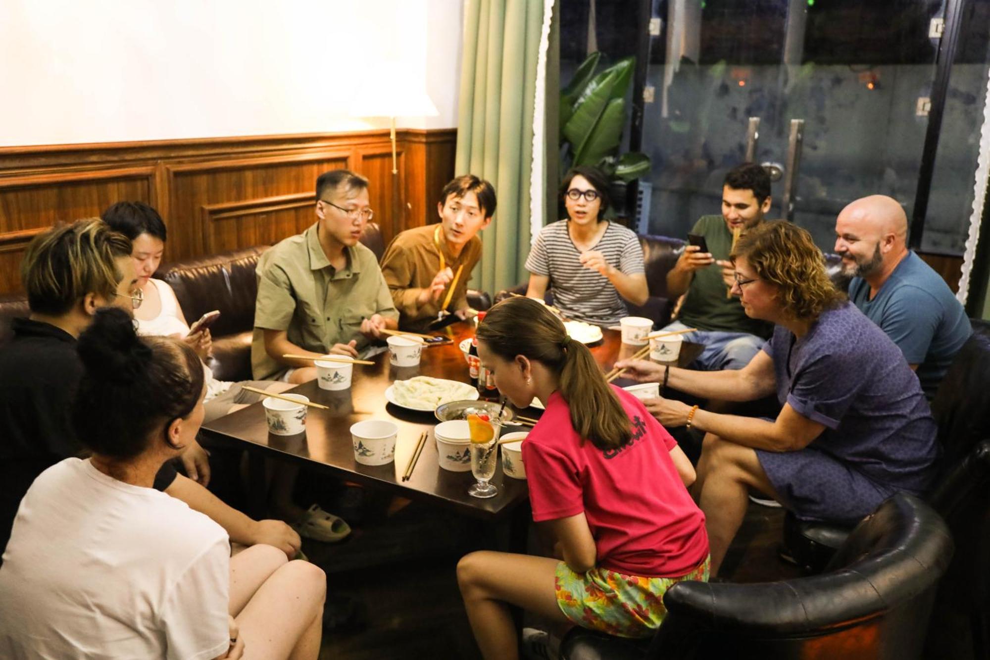 Sonderia Lazybones Hostel- Wenshu Temple Side, Chill Hostel With All-Day Brunch, Travel Agency In English & Local Bar Vibes צ'נגדו מראה חיצוני תמונה