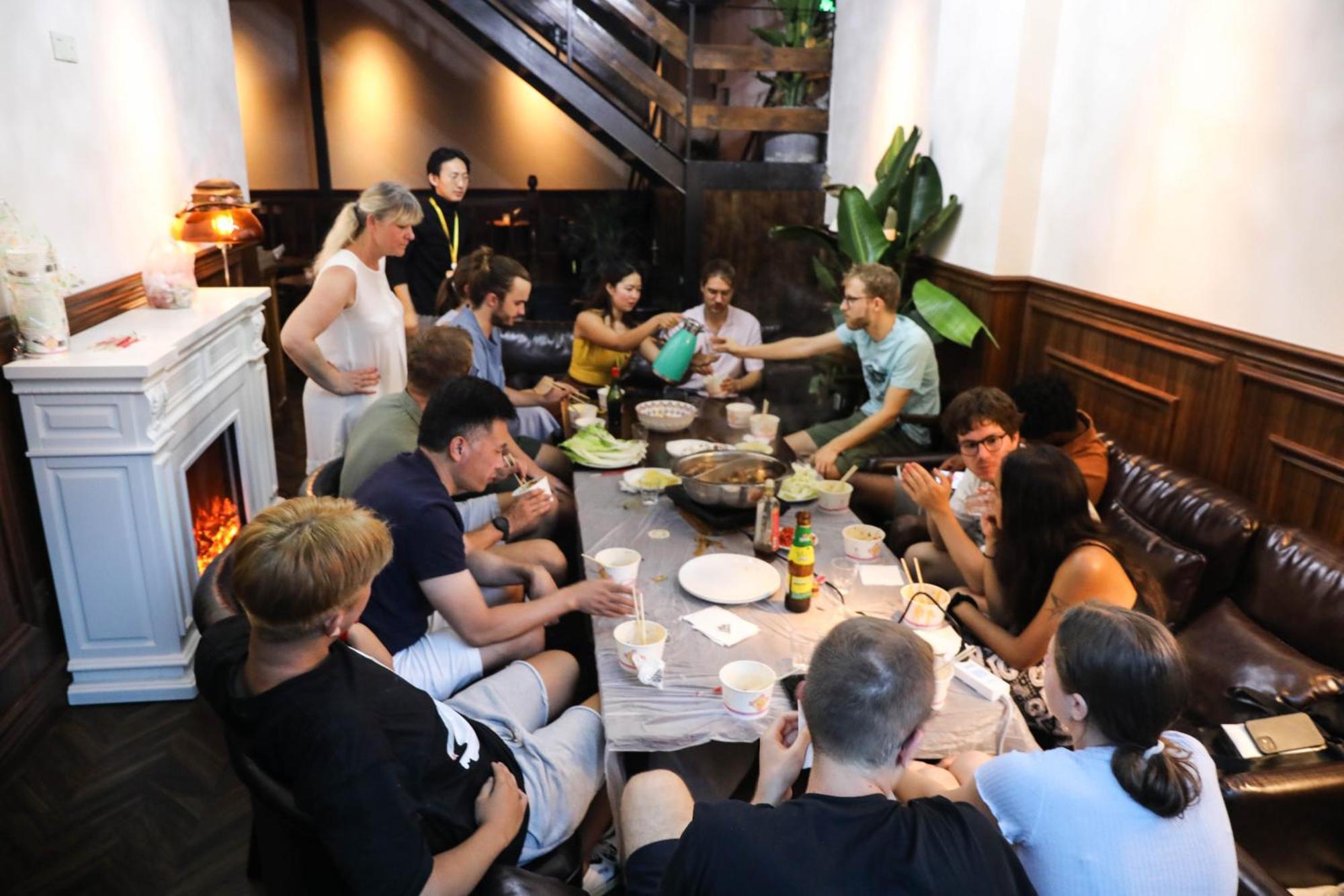 Sonderia Lazybones Hostel- Wenshu Temple Side, Chill Hostel With All-Day Brunch, Travel Agency In English & Local Bar Vibes צ'נגדו מראה חיצוני תמונה