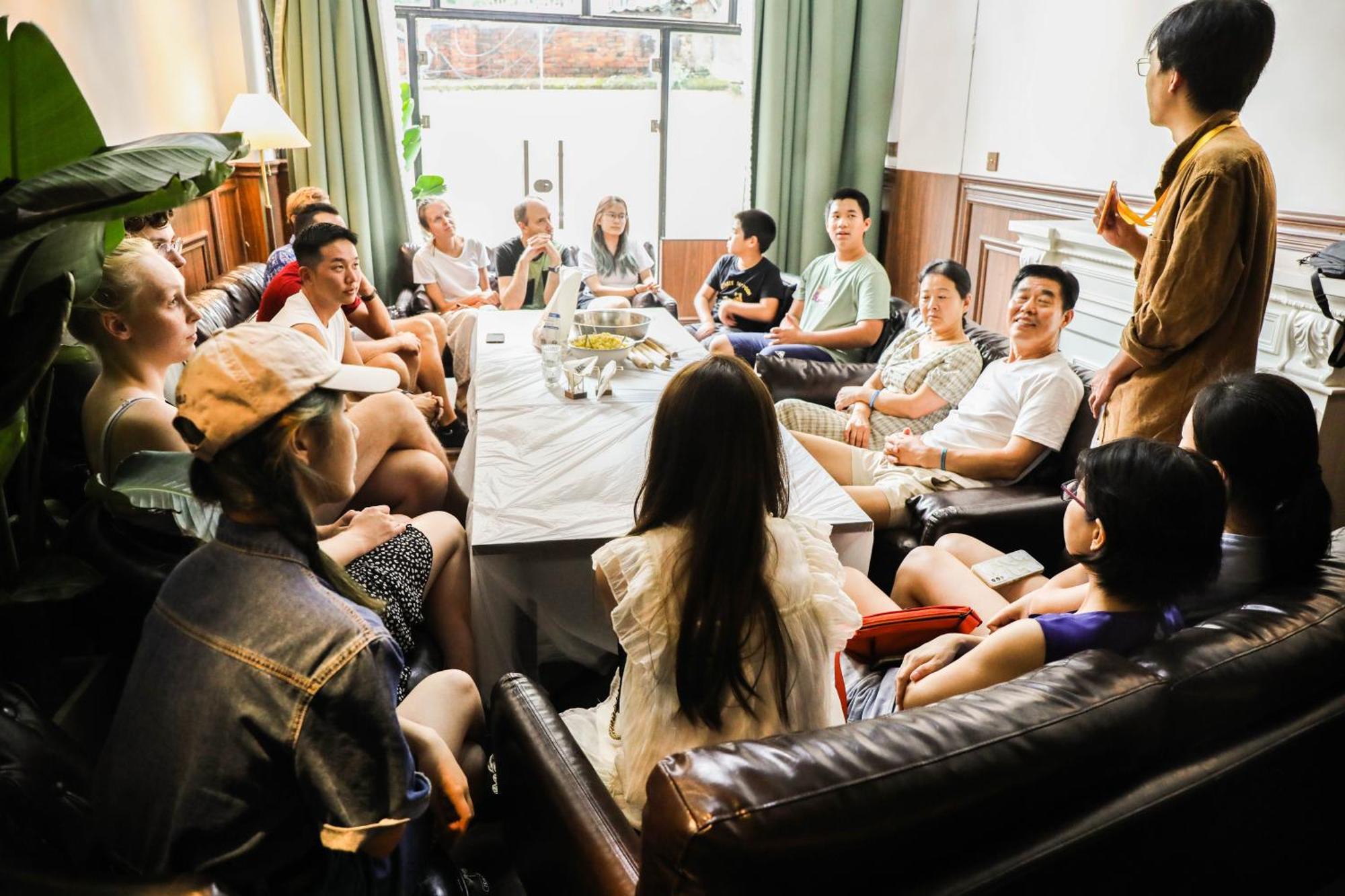 Sonderia Lazybones Hostel- Wenshu Temple Side, Chill Hostel With All-Day Brunch, Travel Agency In English & Local Bar Vibes צ'נגדו מראה חיצוני תמונה