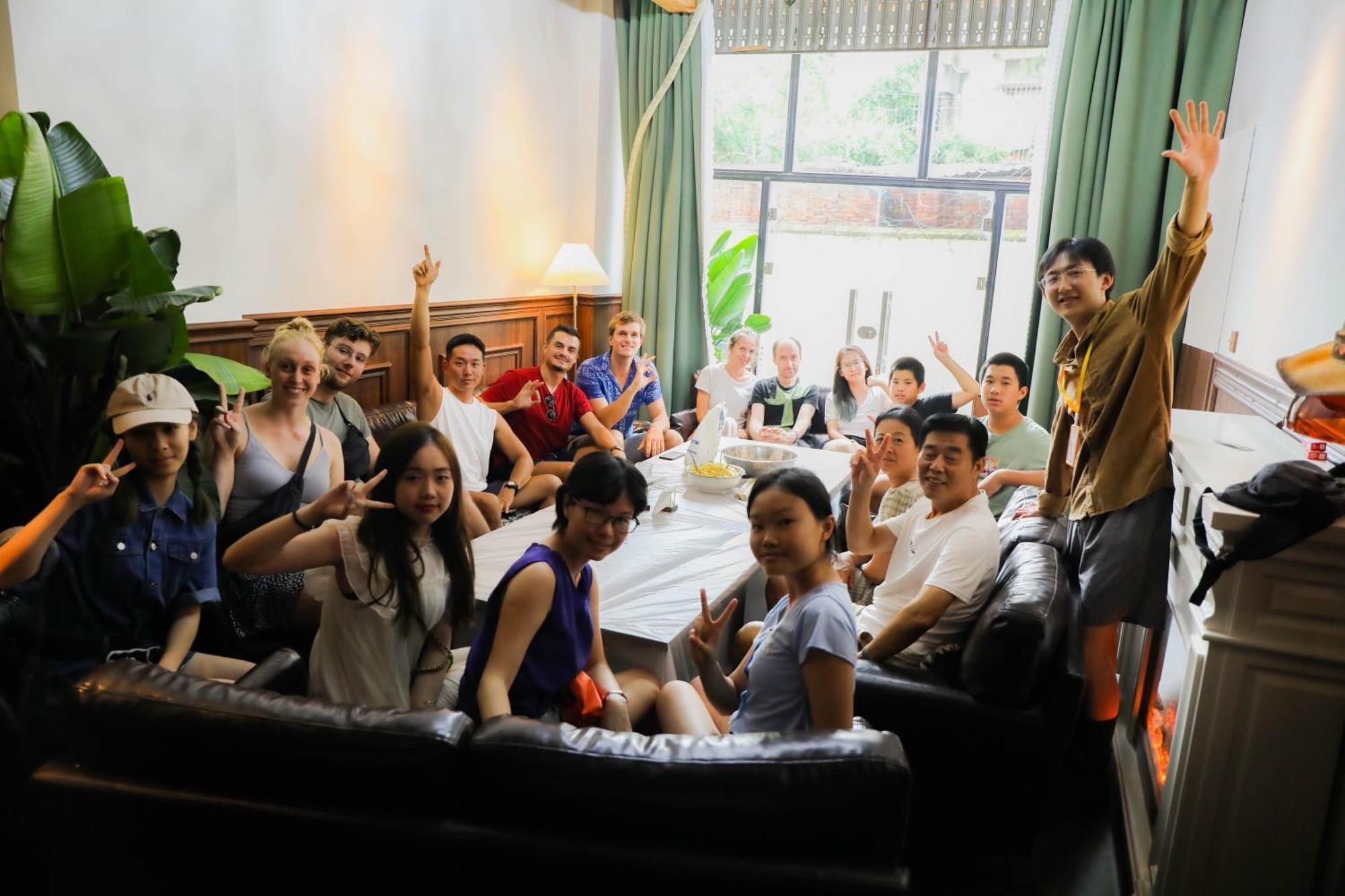 Sonderia Lazybones Hostel- Wenshu Temple Side, Chill Hostel With All-Day Brunch, Travel Agency In English & Local Bar Vibes צ'נגדו מראה חיצוני תמונה
