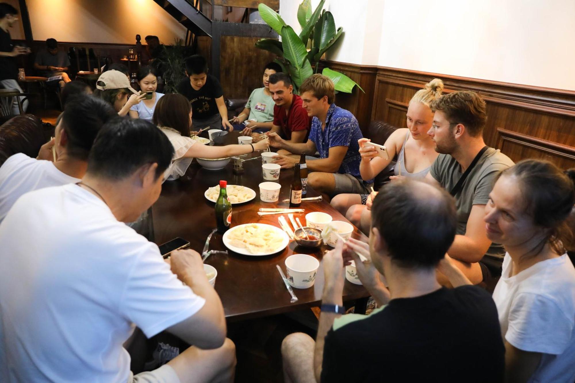 Sonderia Lazybones Hostel- Wenshu Temple Side, Chill Hostel With All-Day Brunch, Travel Agency In English & Local Bar Vibes צ'נגדו מראה חיצוני תמונה