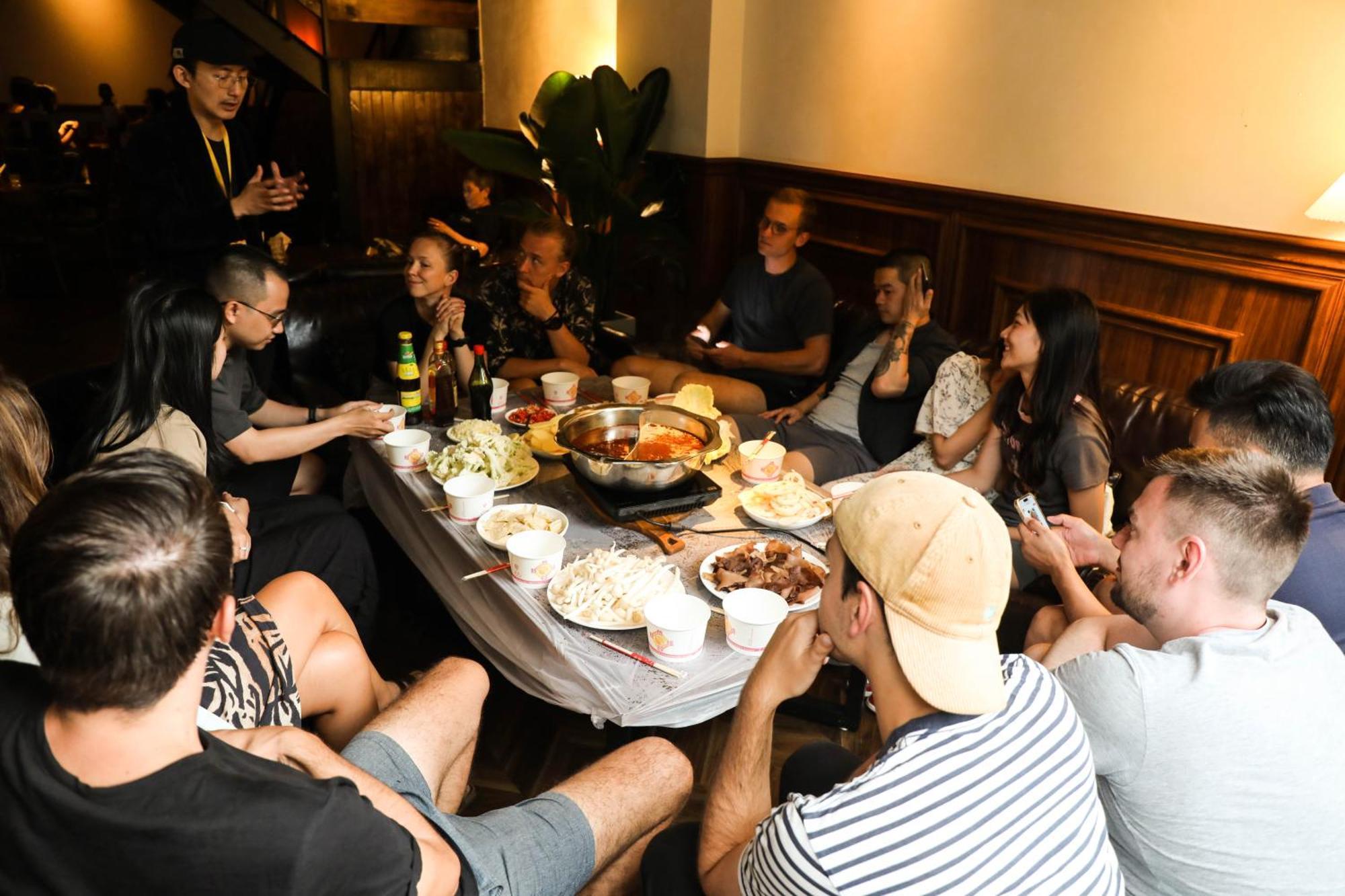 Sonderia Lazybones Hostel- Wenshu Temple Side, Chill Hostel With All-Day Brunch, Travel Agency In English & Local Bar Vibes צ'נגדו מראה חיצוני תמונה
