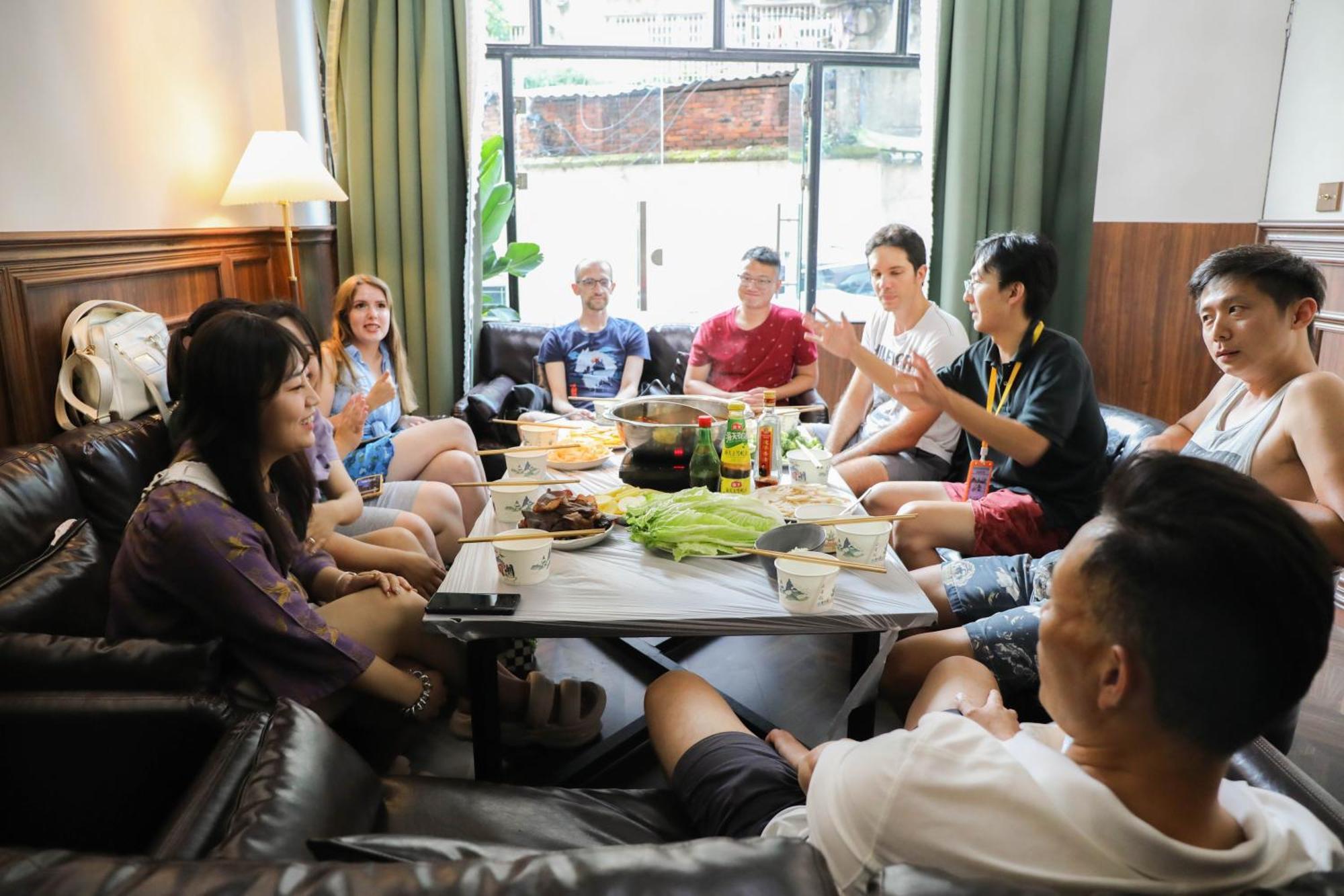 Sonderia Lazybones Hostel- Wenshu Temple Side, Chill Hostel With All-Day Brunch, Travel Agency In English & Local Bar Vibes צ'נגדו מראה חיצוני תמונה