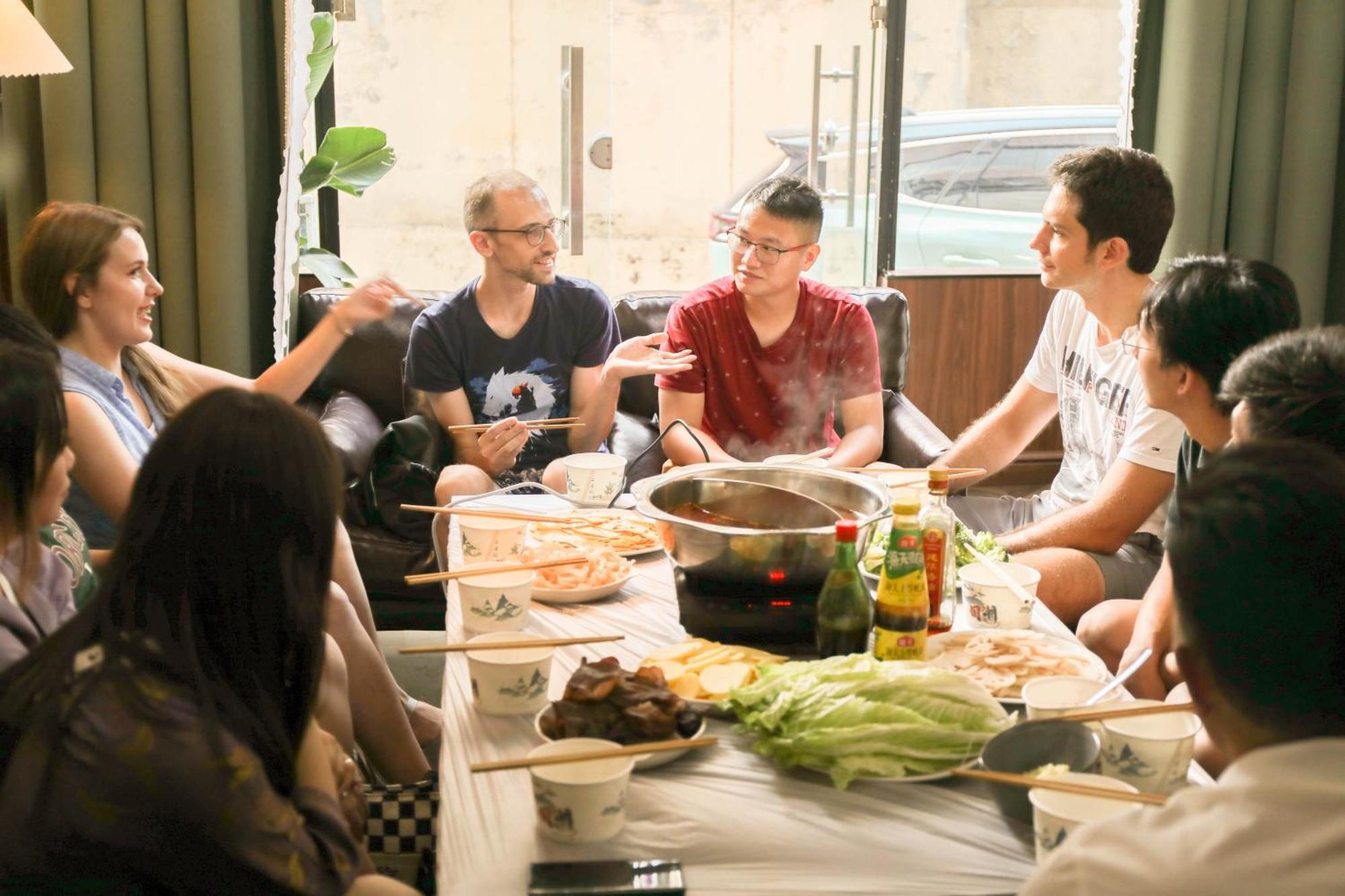 Sonderia Lazybones Hostel- Wenshu Temple Side, Chill Hostel With All-Day Brunch, Travel Agency In English & Local Bar Vibes צ'נגדו מראה חיצוני תמונה