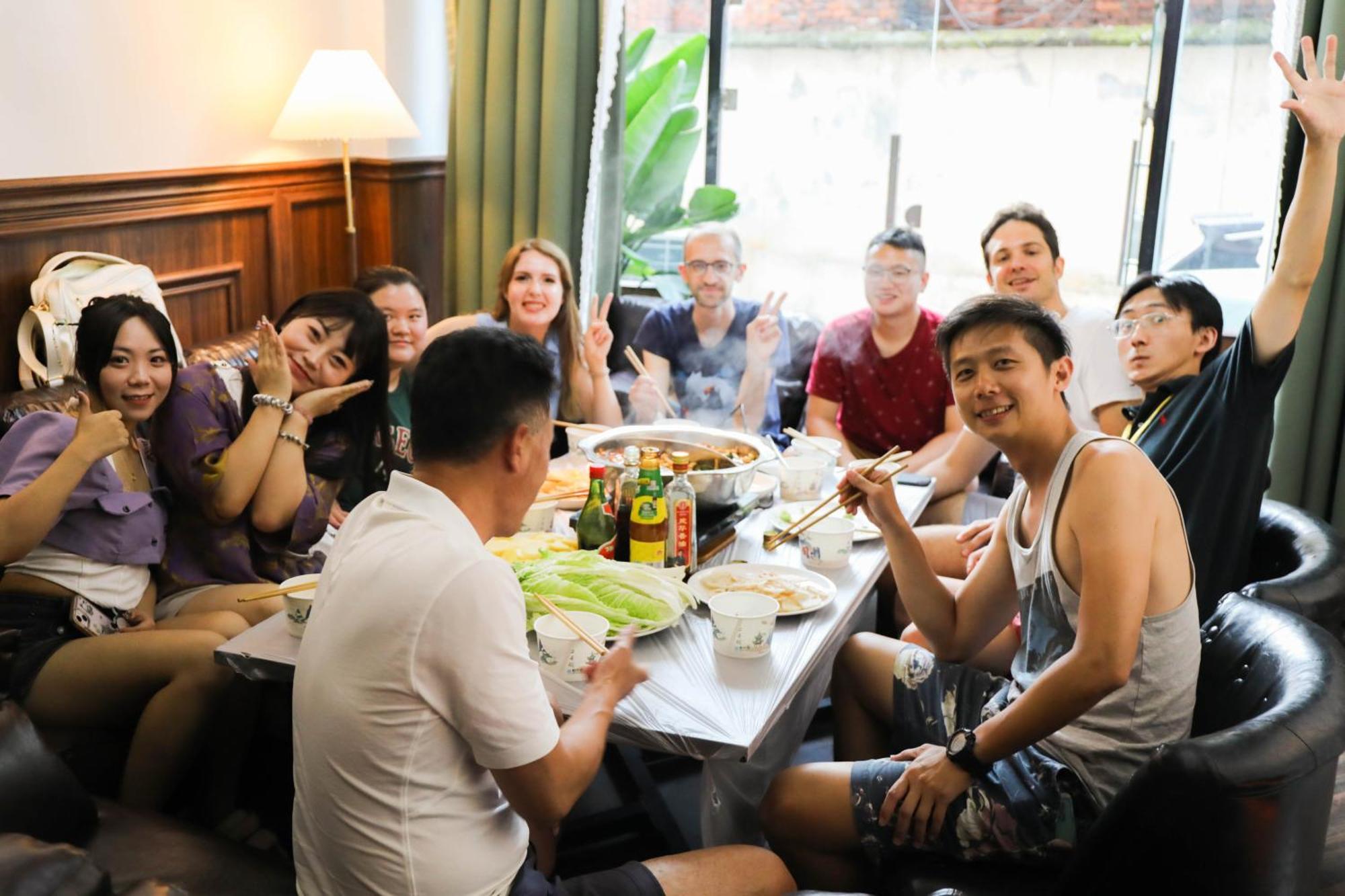 Sonderia Lazybones Hostel- Wenshu Temple Side, Chill Hostel With All-Day Brunch, Travel Agency In English & Local Bar Vibes צ'נגדו מראה חיצוני תמונה