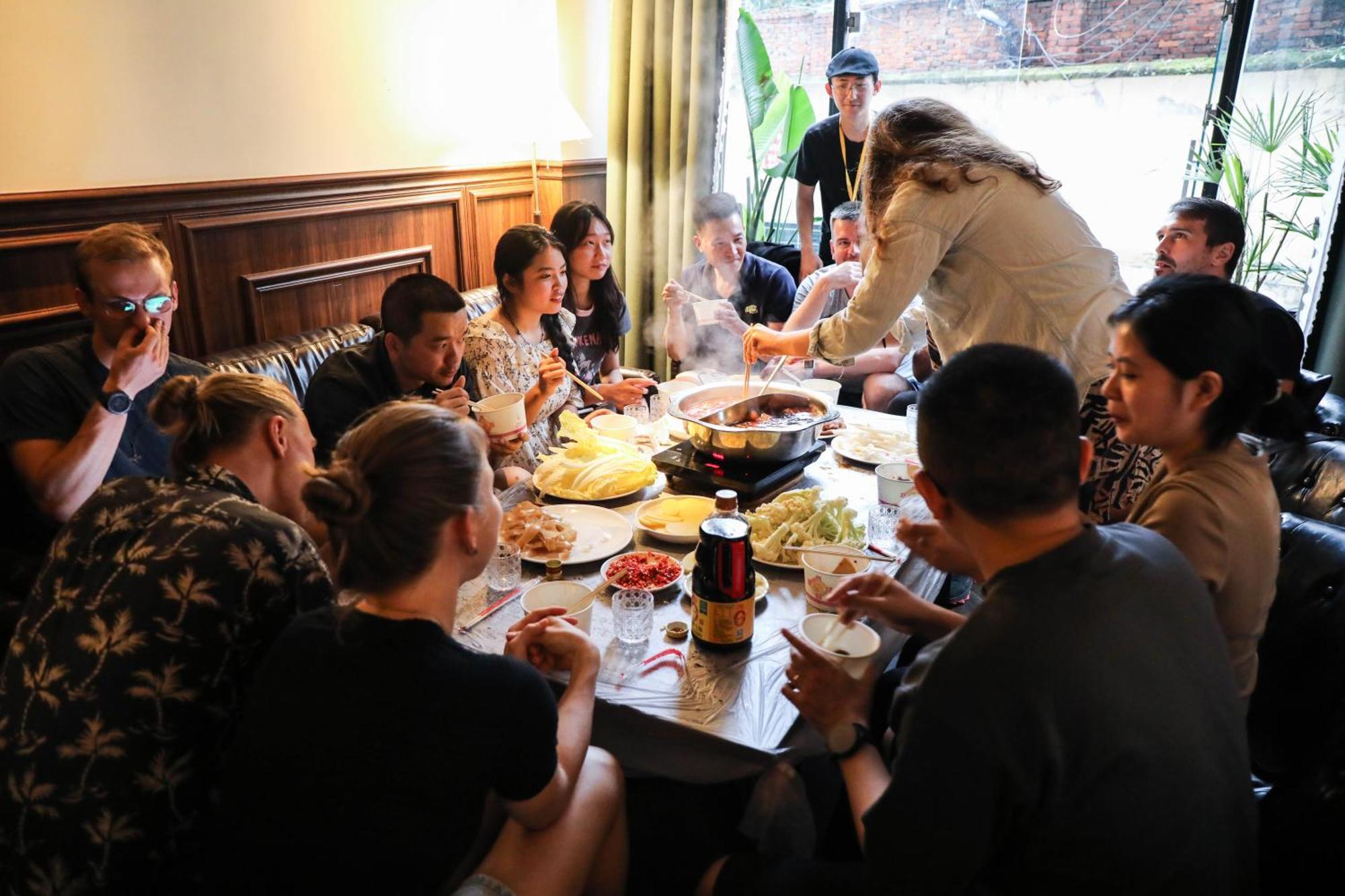 Sonderia Lazybones Hostel- Wenshu Temple Side, Chill Hostel With All-Day Brunch, Travel Agency In English & Local Bar Vibes צ'נגדו מראה חיצוני תמונה
