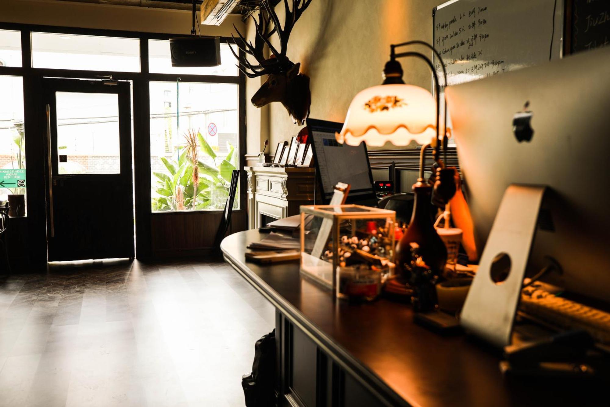 Sonderia Lazybones Hostel- Wenshu Temple Side, Chill Hostel With All-Day Brunch, Travel Agency In English & Local Bar Vibes צ'נגדו מראה חיצוני תמונה