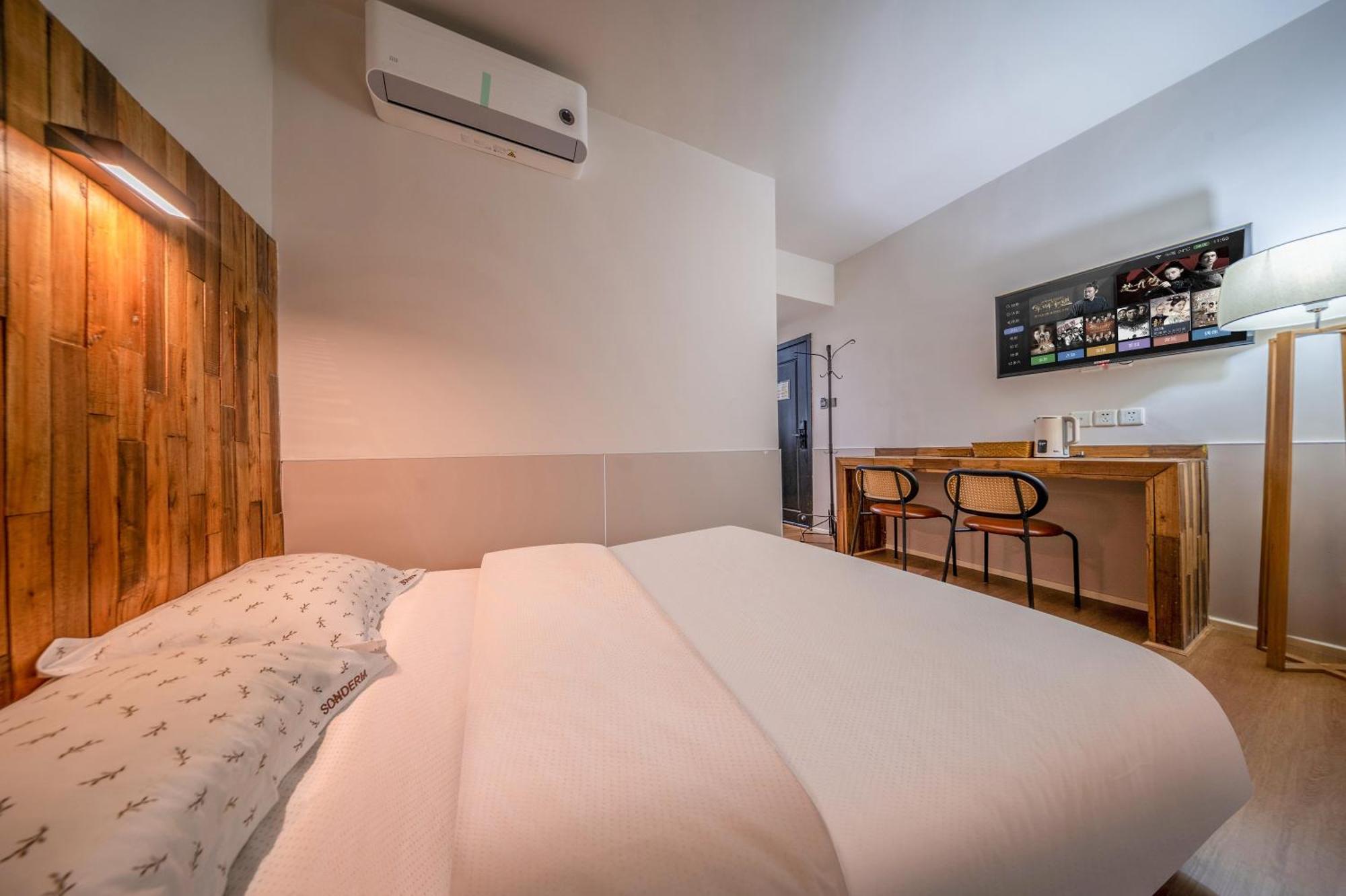 Sonderia Lazybones Hostel- Wenshu Temple Side, Chill Hostel With All-Day Brunch, Travel Agency In English & Local Bar Vibes צ'נגדו מראה חיצוני תמונה