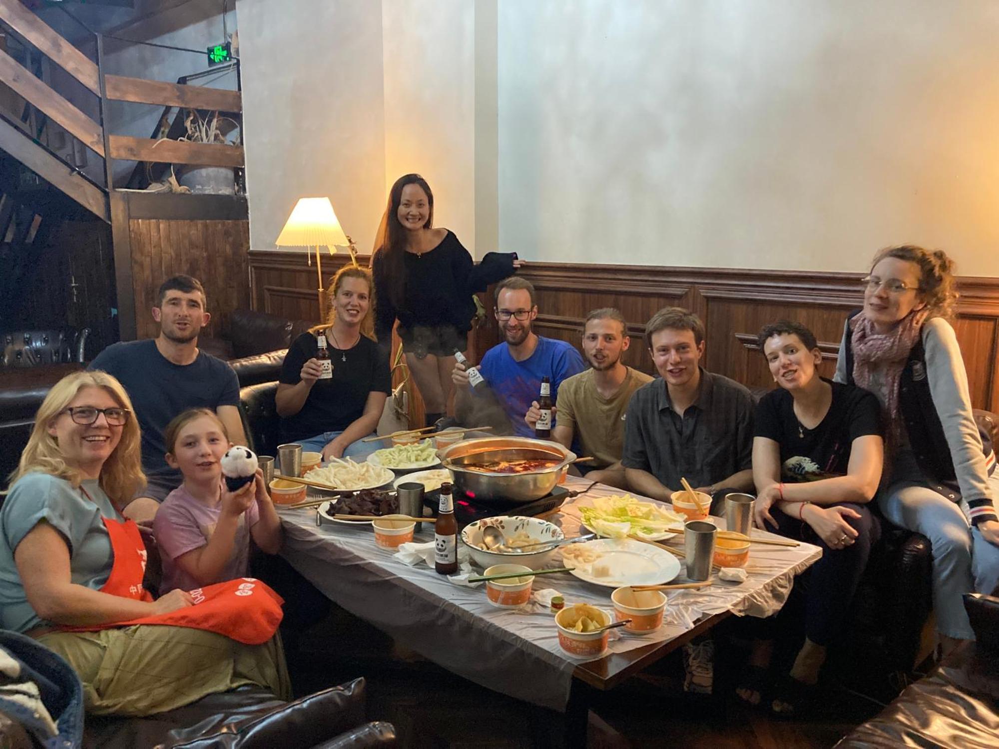 Sonderia Lazybones Hostel- Wenshu Temple Side, Chill Hostel With All-Day Brunch, Travel Agency In English & Local Bar Vibes צ'נגדו מראה חיצוני תמונה